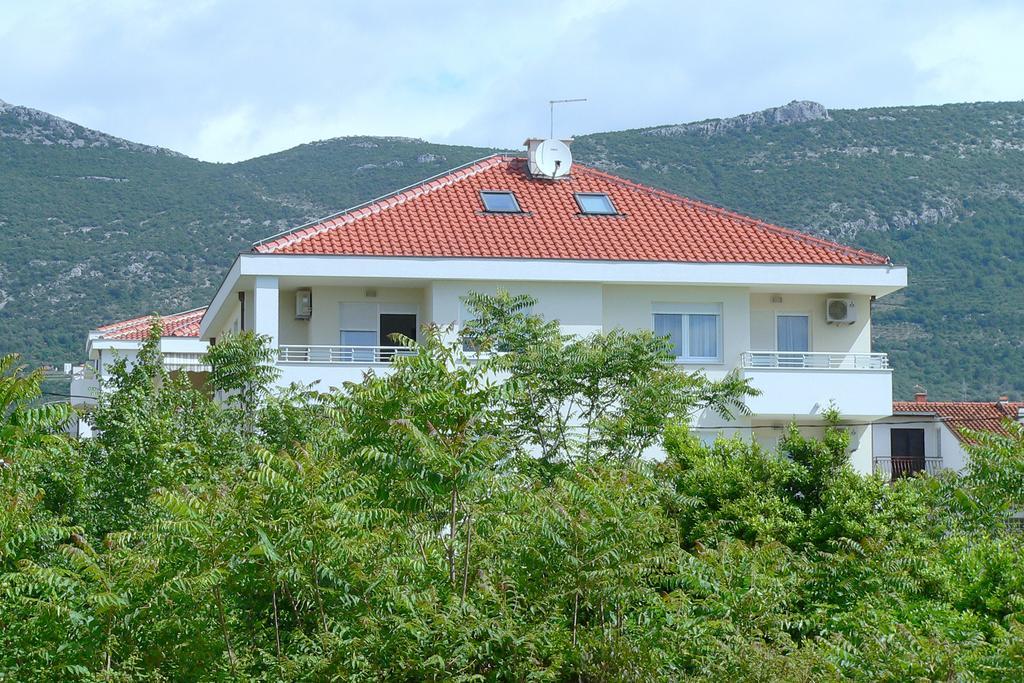 Iris Beach Apartments Каштела Екстер'єр фото