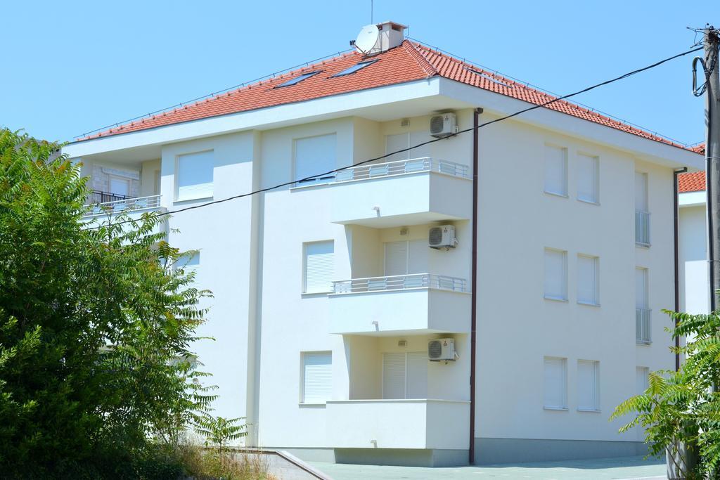 Iris Beach Apartments Каштела Екстер'єр фото