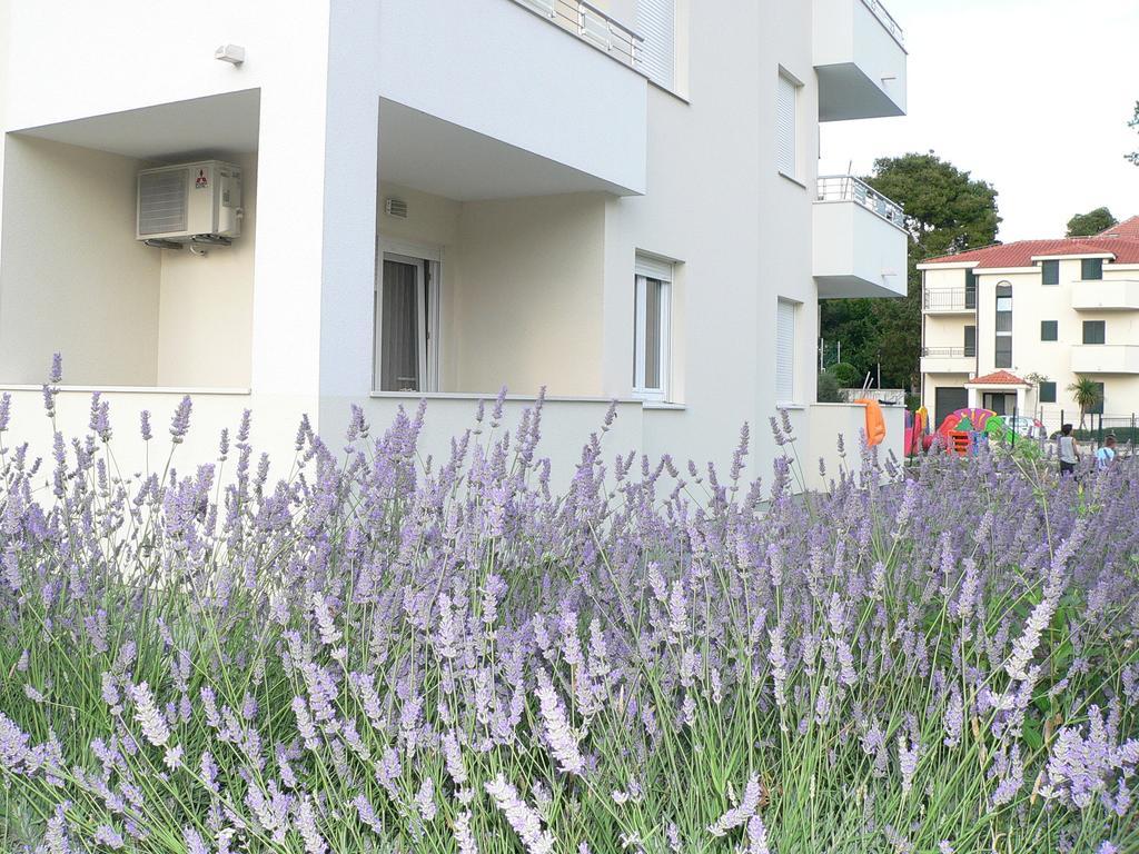 Iris Beach Apartments Каштела Екстер'єр фото