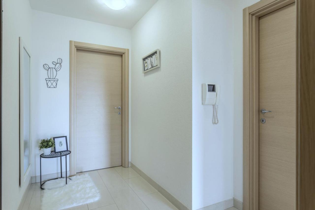 Iris Beach Apartments Каштела Екстер'єр фото