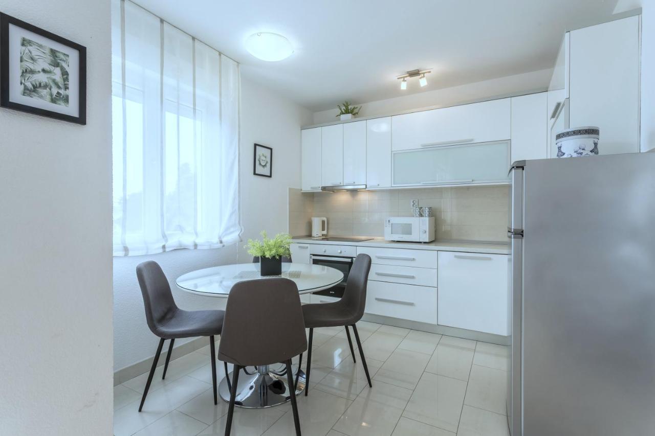 Iris Beach Apartments Каштела Екстер'єр фото