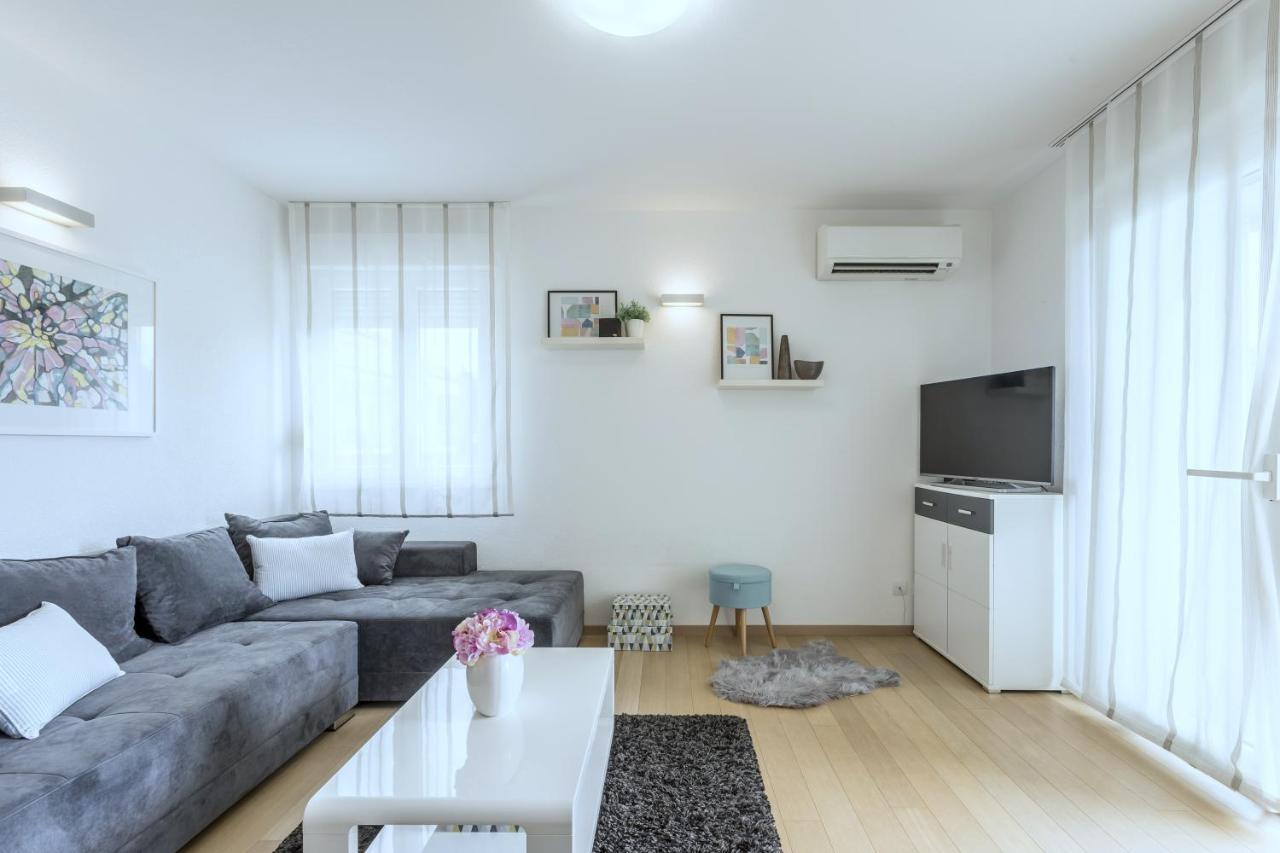 Iris Beach Apartments Каштела Екстер'єр фото
