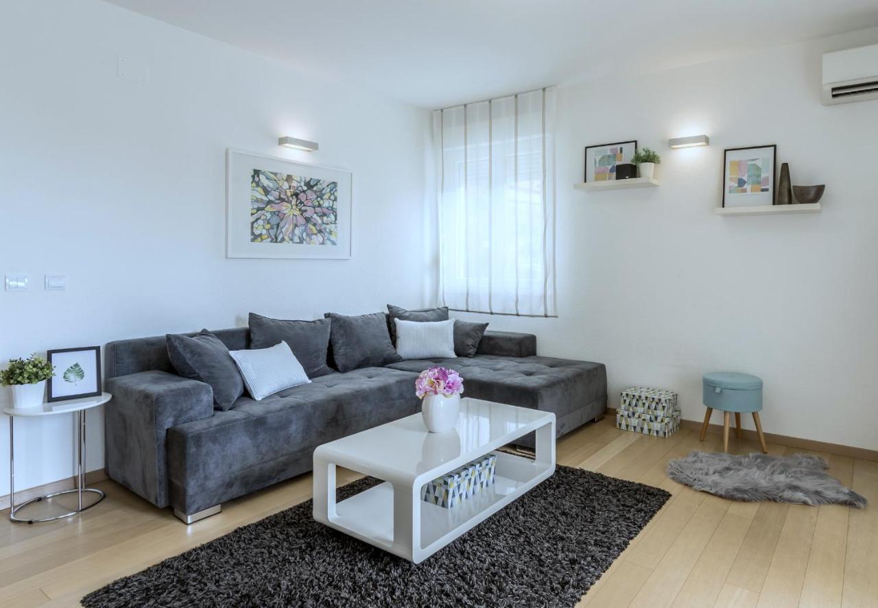 Iris Beach Apartments Каштела Екстер'єр фото