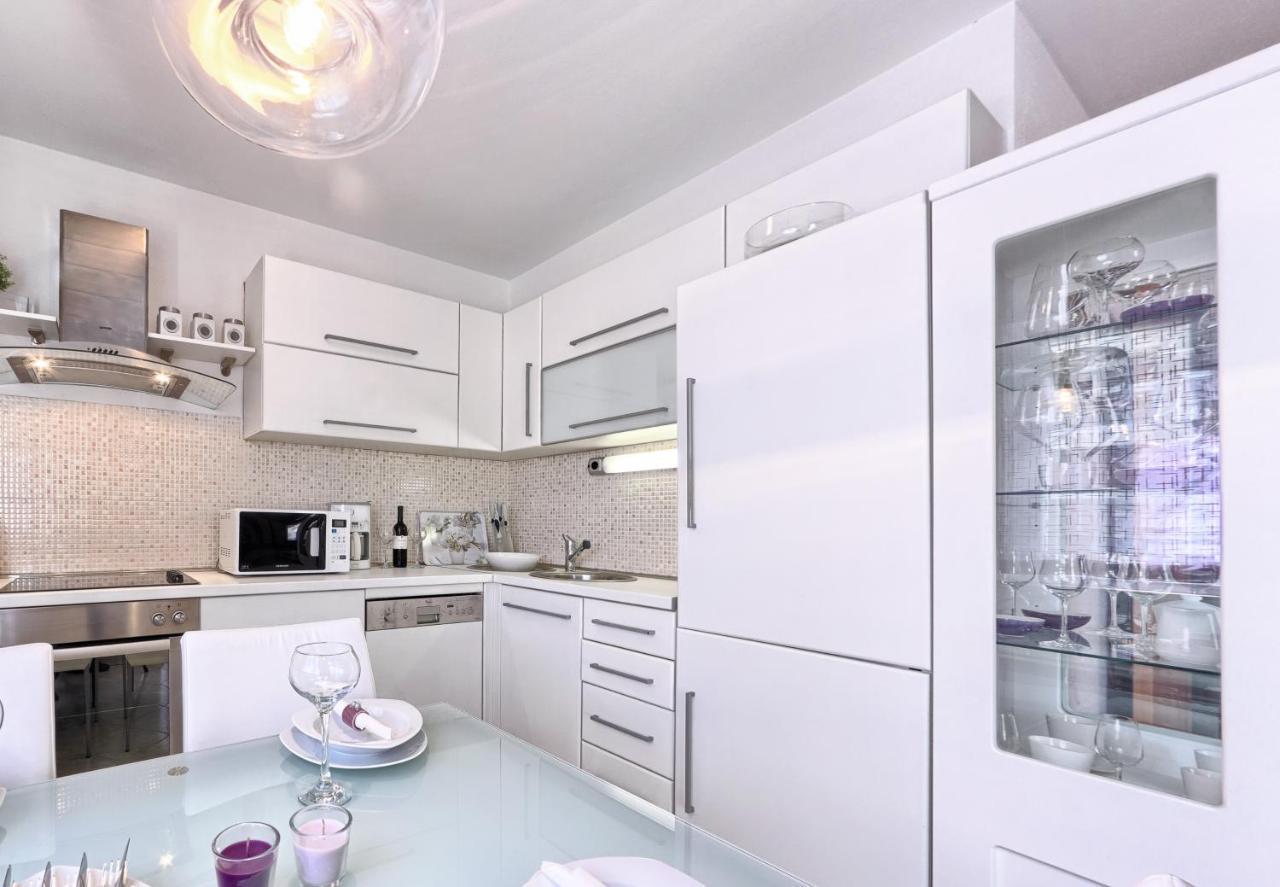 Iris Beach Apartments Каштела Екстер'єр фото