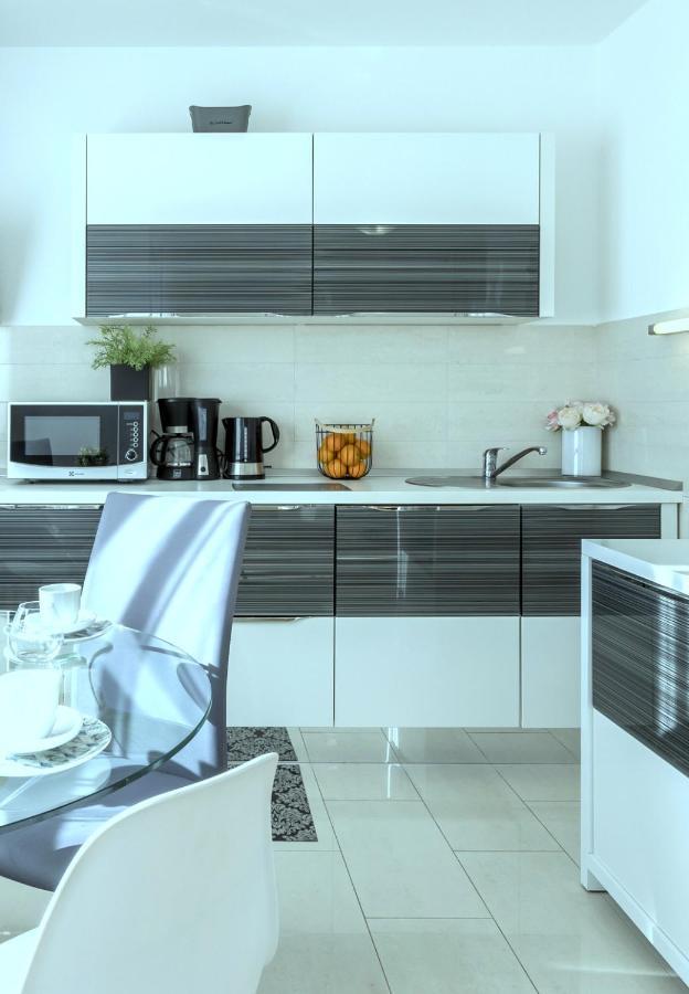 Iris Beach Apartments Каштела Екстер'єр фото