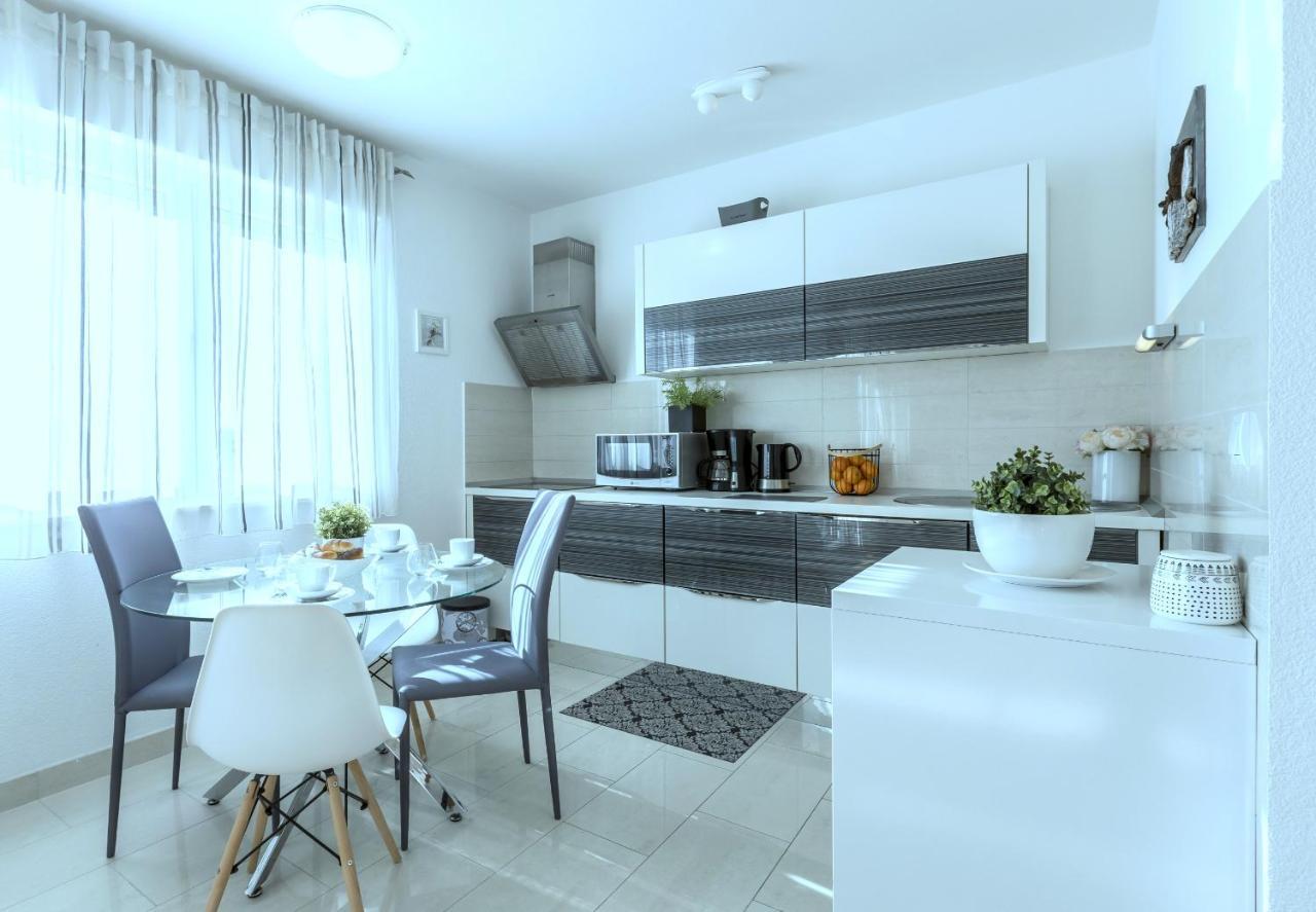 Iris Beach Apartments Каштела Екстер'єр фото