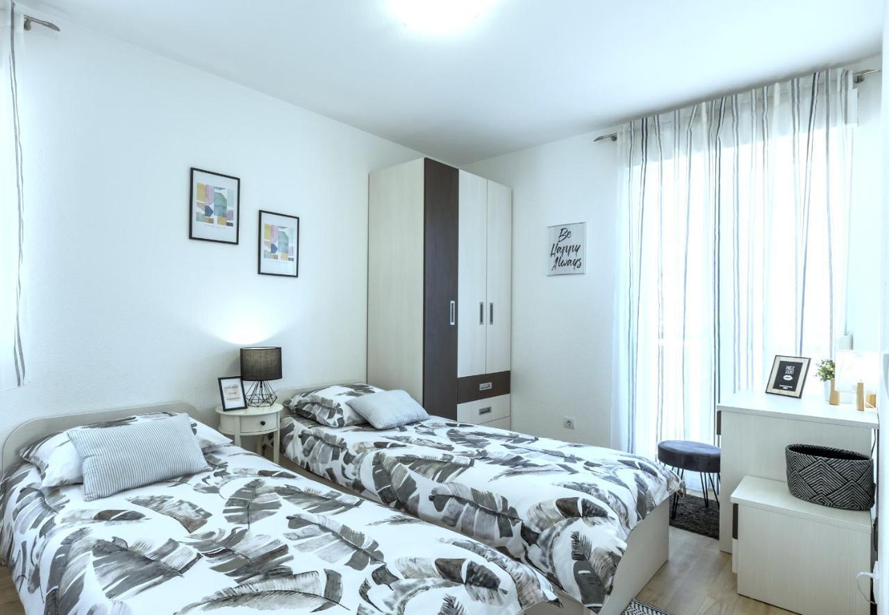 Iris Beach Apartments Каштела Екстер'єр фото