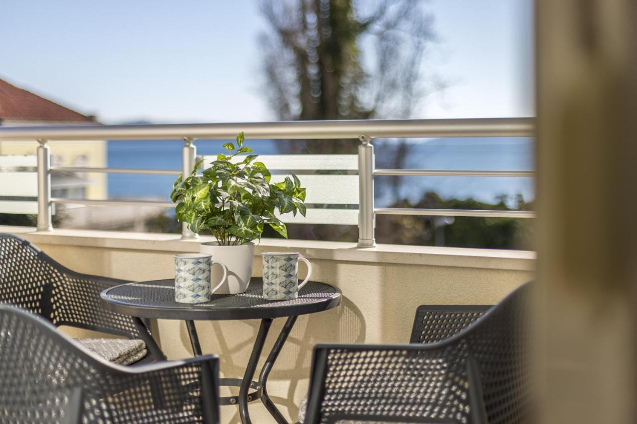 Iris Beach Apartments Каштела Екстер'єр фото