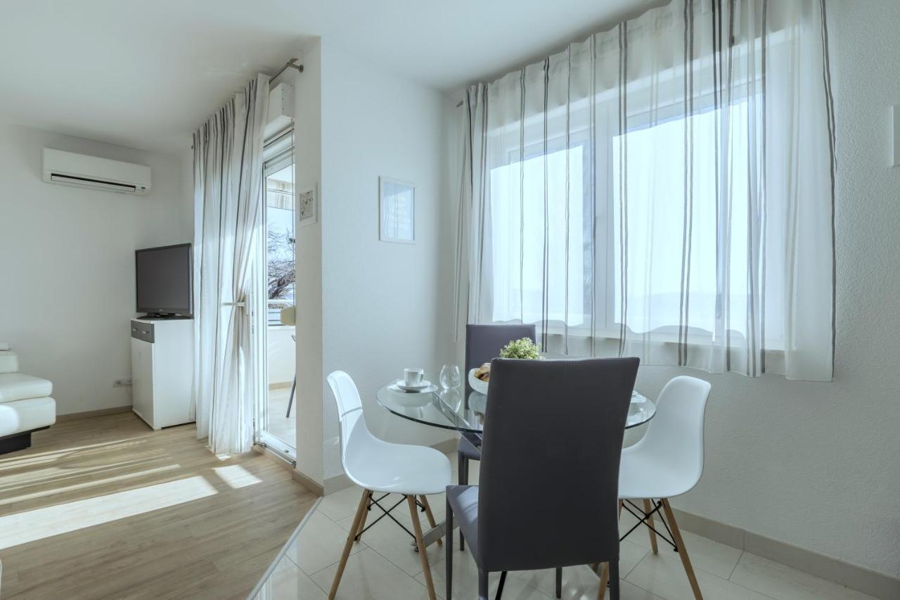 Iris Beach Apartments Каштела Екстер'єр фото