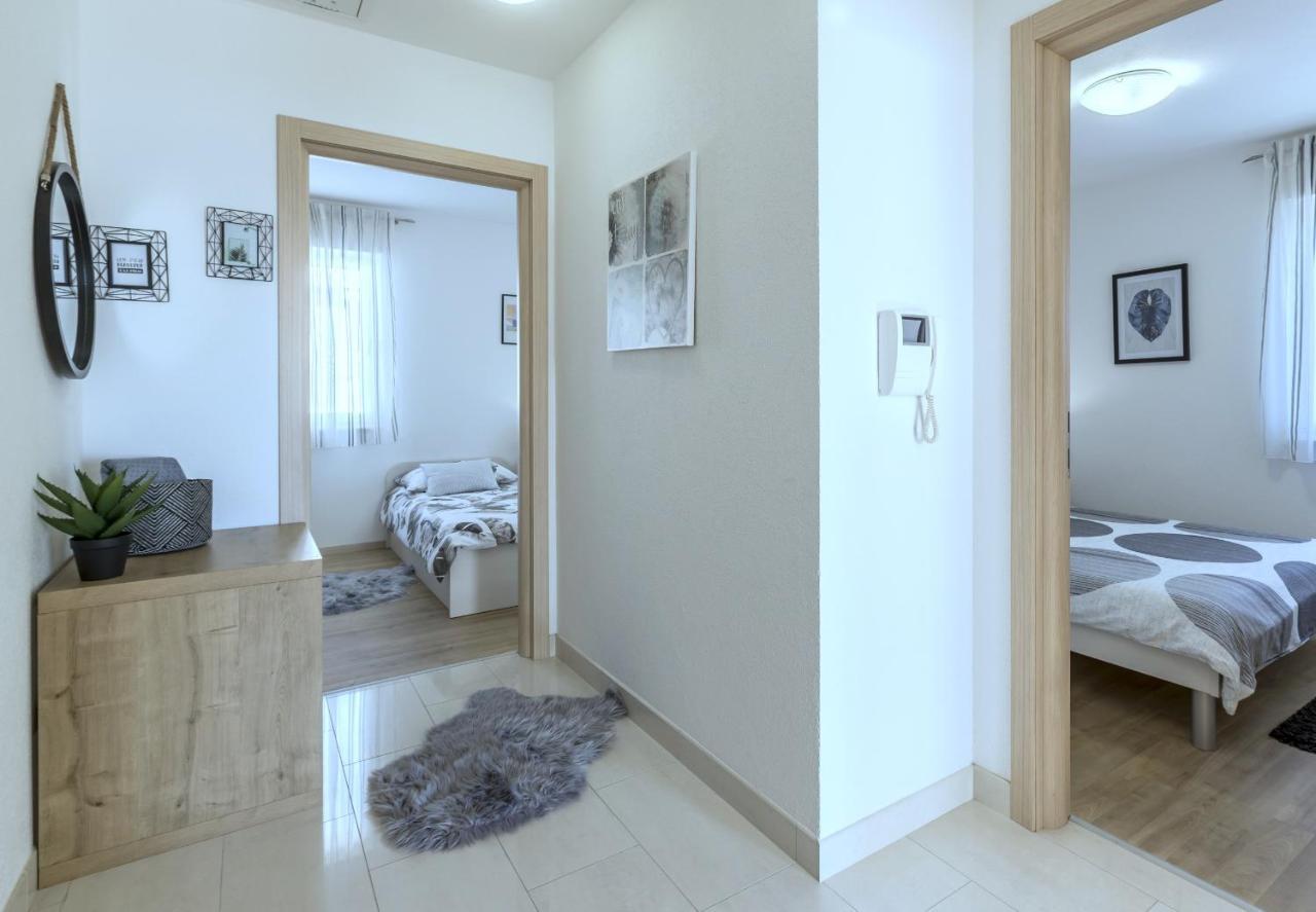 Iris Beach Apartments Каштела Екстер'єр фото